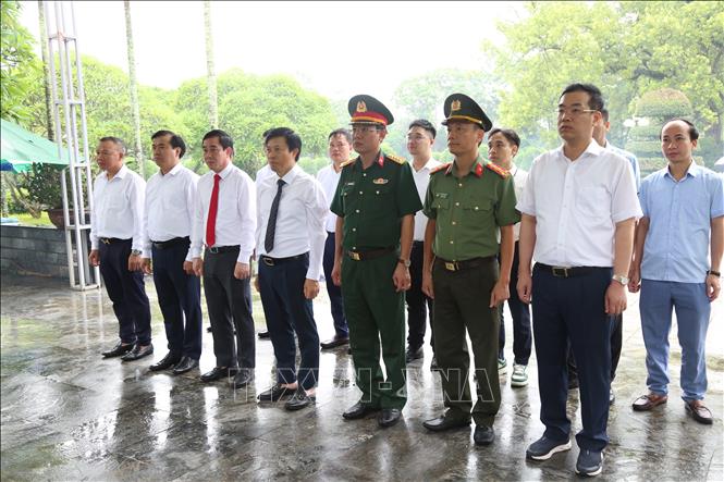 Đoàn Đại biểu tỉnh Hưng Yên dâng hương tưởng niệm các Anh hùng liệt sĩ tại Nghĩa trang Liệt sĩ Him Lam (tỉnh Điện Biên). Ảnh: Mạnh Khánh - TTXVN 