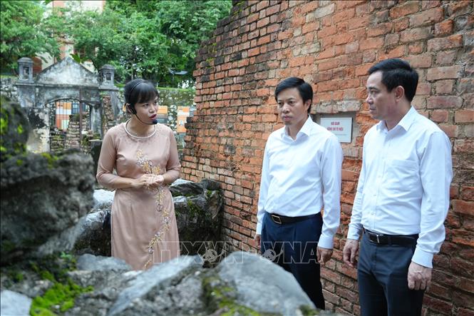Đoàn Đại biểu tỉnh Hưng Yên nghe giới thiệu về nhà tù Sơn La - nơi thực dân pháp giam cầm nhiều chiến sỹ cách mạng của nước ta. Ảnh: Mạnh Khánh - TTXVN 