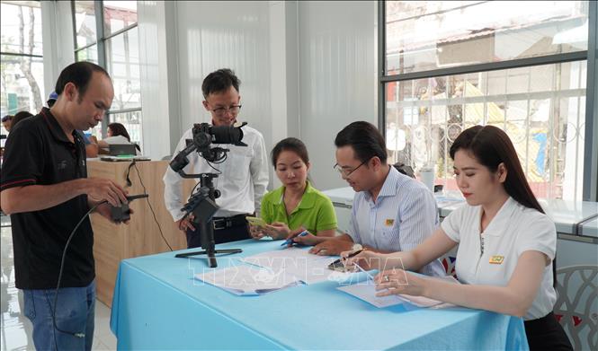 Các sản phẩm doanh nghiệp nhỏ và vừa được livetream trên nền tảng số của Báo và Đài Phát thanh  - Truyền hình tỉnh Cà Mau. Ảnh: Tuấn Phi - TTXVN