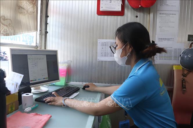 Doanh nghiệp vận tải ứng dụng công nghệ số vào kinh doanh vận tải hành khách tại bến xe Cà Mau. Ảnh: Tuấn Phi - TTXVN