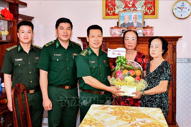Bộ đội Biên phòng thành phố Cần Thơ thăm, tặng quà gia đình Liệt sĩ, Anh hùng LLVTND Nguyễn Việt Hùng, nguyên Chính trị viên Đại đội bảo vệ Tỉnh ủy Sóc Trăng (B68). Ảnh: Trung Kiên - TTXVN