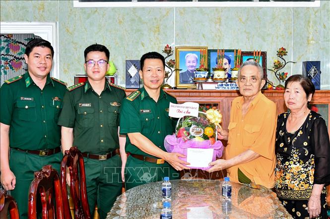 Đoàn công tác thăm, tặng quà gia đình Đại tá Lê Minh Cơ, Anh hùng LLVTND, nguyên Chỉ huy trưởng Bộ đội Biên phòng tỉnh Sóc Trăng (nay thuộc Bộ đội Biên phòng thành phố Cần Thơ). Ảnh: Trung Kiên - TTXVN