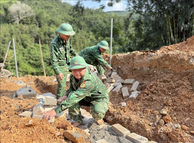Lực lượng bộ đội biên phòng tham gia hỗ trợ xây dựng Điểm trường mầm non Cốc Pàng. Ảnh: Chu Hiệu-TTXVN
