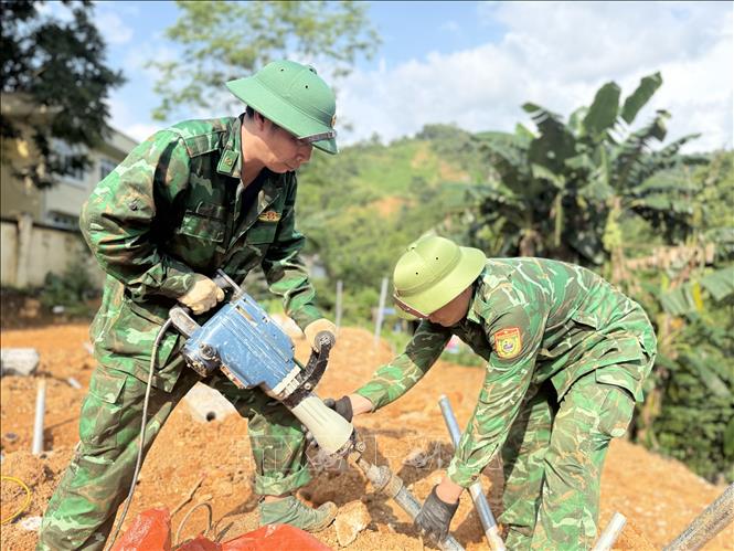 Lực lượng bộ đội biên phòng tham gia hỗ trợ xây dựng Điểm trường mầm non Cốc Pàng. Ảnh: Chu Hiệu-TTXVN 