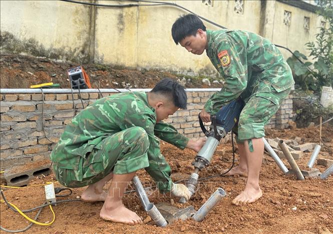 Lực lượng bộ đội biên phòng tham gia hỗ trợ xây dựng Điểm trường mầm non Cốc Pàng. Ảnh: Chu Hiệu-TTXVN 