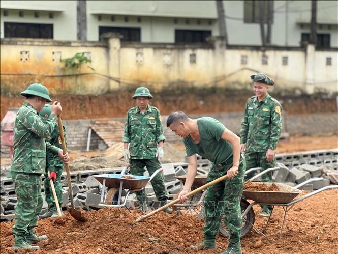 Lực lượng bộ đội biên phòng tham gia hỗ trợ xây dựng Điểm trường mầm non Cốc Pàng. Ảnh: Chu Hiệu-TTXVN 