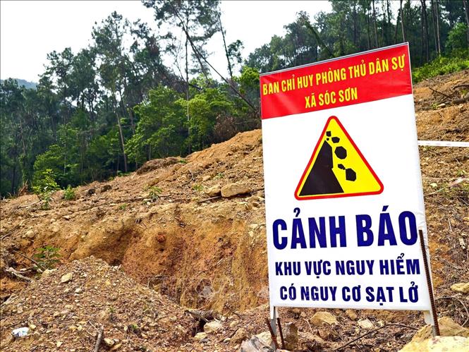 Biển cảnh báo được lắp đặt tại khu vực có nguy cơ sạt lở nhằm cảnh báo người dân, du khách không tiếp cận vùng nguy hiểm. Ảnh: Quốc Luỹ - TTXVN