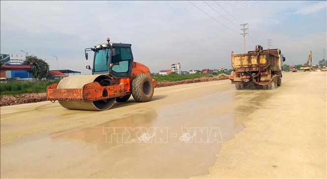 Thi công đoạn từ nút giao Bình Nghĩa đến nút giao Thái Hà. Ảnh: Nguyễn Chinh - TTXVN