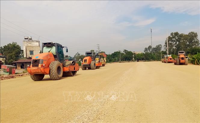 Đơn vị thi công đang tập trung đẩy nhanh tiến độ xây dựng tuyến đường bộ song hành đường Vành đai 5. Ảnh: Nguyễn Chinh – TTXVN