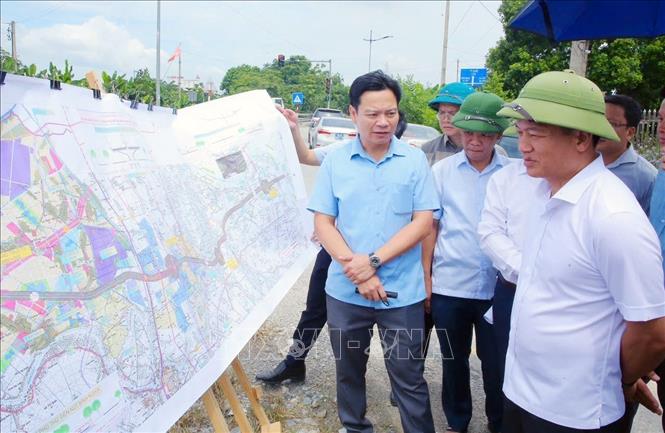 Đoàn công tác kiểm tra thực địa dự án. Ảnh: Nguyễn Chinh - TTXVN 