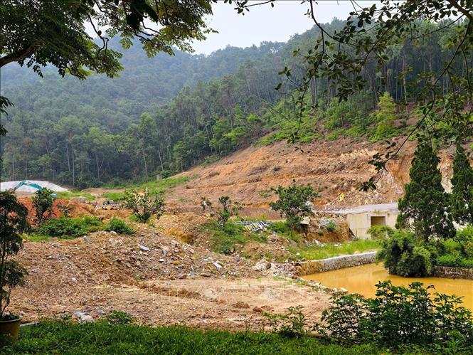 Toàn cảnh khu vực sạt trượt nằm tiếp giáp hồ điều hòa và Khu di tích quốc gia đặc biệt Đền Sóc; địa phương đang triển khai các biện pháp bảo đảm an toàn, đồng thời chuẩn bị phương án xử lý công trình. Ảnh: Quốc Luỹ - TTXVN