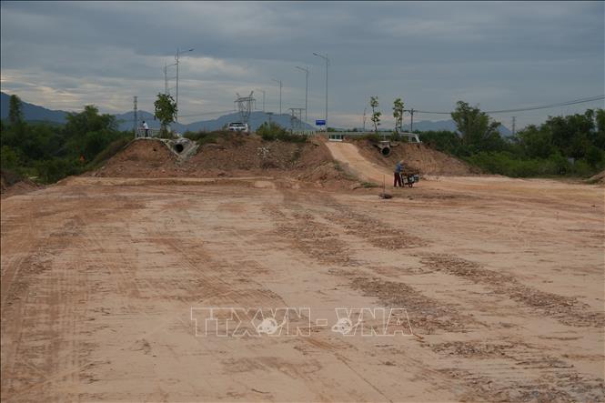Xử lý nền đất yếu và đắp gia tải tại khu vực đường dẫn lên cầu Quảng Đà nhằm đảm bảo kỹ thuật và tiến độ đề ra. Ảnh: Anh Dũng – TTXVN