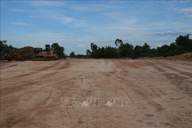 Khẩn trương thi công đường dẫn cầu Quảng Đà sau khi mặt bằng được bàn giao. Ảnh: Anh Dũng – TTXVN