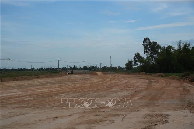 Khẩn trương thi công đường dẫn cầu Quảng Đà sau khi mặt bằng được bàn giao. Ảnh: Anh Dũng – TTXVN