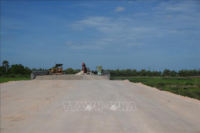 Máy móc và công nhân tập trung cao độ tại công trường đường dẫn cụm cầu Tây An, quyết tâm xóa bỏ tình trạng 