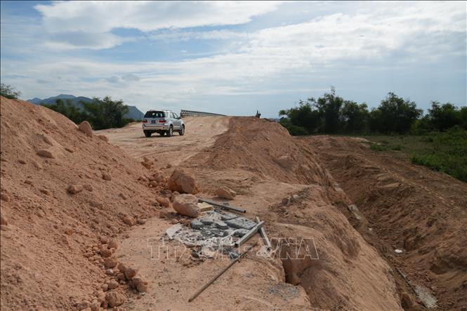 Thi công hoàn thiện các hạng mục phụ trợ của phần đường dẫn cụm cầu Tây An 1 và Tây An 2 nhằm tối ưu hóa hiệu quả đầu tư ngân sách. Ảnh: Anh Dũng – TTXVN