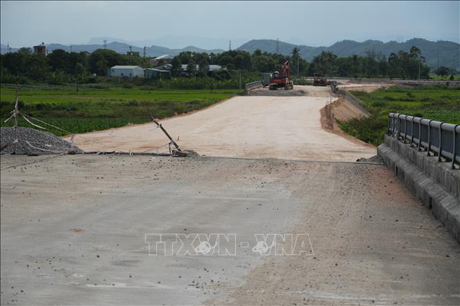 Sau khi được tháo gỡ nút thắt về mặt bằng, nhà thầu triển khai đồng loạt các mũi thi công nền đường dẫn kết nối vào cụm cầu Tây An 1 và Tây An 2. Ảnh: Anh Dũng – TTXVN