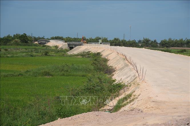 Cụm cầu Tây An 1 và Tây An 2 bắc qua sông Cầu Chìm, nối xã Nam Phước và Duy Xuyên đang được Đà Nẵng dồn lực thi công phần đường dẫn để sớm đưa công trình vào khai thác. Ảnh: Anh Dũng – TTXVN