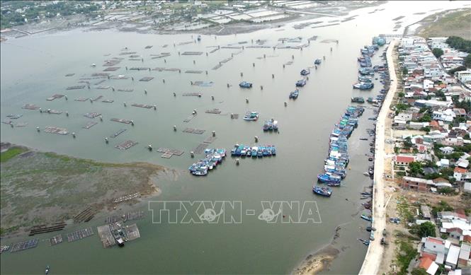 Trong thời gian tới, xã Núi Thành tiếp tục đẩy mạnh phát triển kinh tế biển, nuôi trồng thủy sản, đánh bắt hải sản gắn với bảo vệ chủ quyền biển, đảo. Ảnh: Quốc Dũng - TTXVN