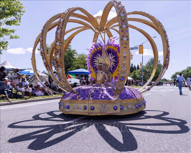 Em nhỏ tham gia cuộc diễu hành hóa trang tại Toronto, Canada, ngày 19/7/2026. Ảnh: THX/TTXVN phát