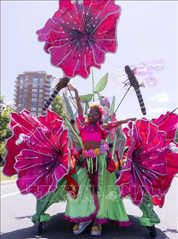 Em nhỏ tham gia cuộc diễu hành hóa trang tại Toronto, Canada, ngày 19/7/2026. Ảnh: THX/TTXVN phát