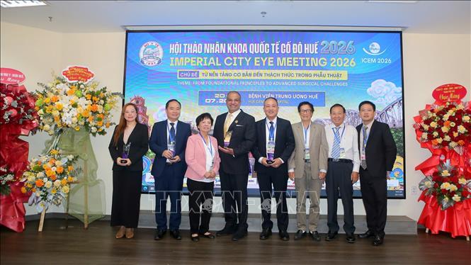 Trao kỷ niệm chương cho các báo cáo viên. Ảnh: Mai Trang - TTXVN 
