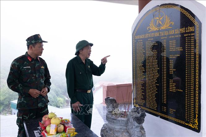 Cựu chiến binh Dương Việt Hồng (nguyên Tiểu đoàn trưởng Tiểu đoàn 3 Yên Minh, chiến đấu ở núi Bạc, xã Bạch Đích, huyện Yên Minh, tỉnh Hà Tuyên (cũ) năm 1982 - 1984) bổ sung thông tin về tên, chức vụ của các liệt sĩ. Ảnh: Hoàng Hiếu - TTXVN