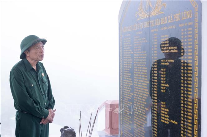 Cựu chiến binh Dương Việt Hồng (nguyên Tiểu đoàn trưởng Tiểu đoàn 3 Yên Minh, chiến đấu ở núi Bạc, xã Bạch Đích, huyện Yên Minh, tỉnh Hà Tuyên (cũ) năm 1982-1984) - cựu Tham mưu trưởng Vĩnh Phúc, sau 42 năm trở lại chiến trường xưa tìm kiếm đồng đội cùng chiến đấu đã hy sinh. Ảnh: Hoàng Hiếu - TTXVN