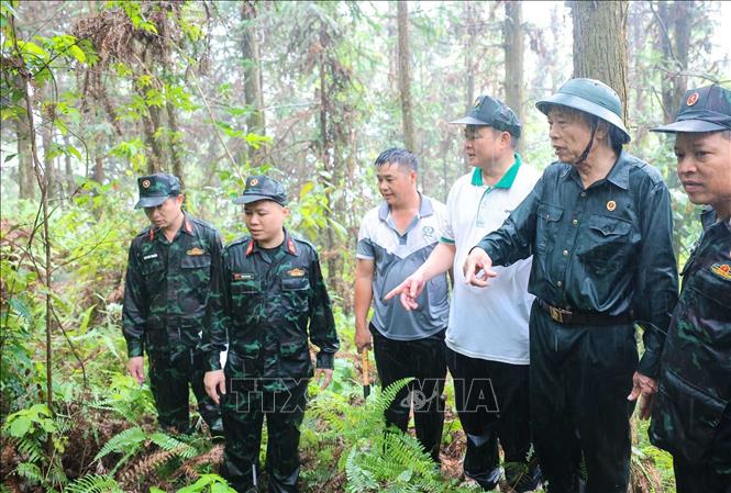 Sau nhiều nỗ lực, cùng sự giúp đỡ của anh Sùng Mí Xá (xã Bạch Đích), đoàn đã tìm thấy vị trí hầm hào nơi nghi còn liệt sĩ chưa được quy tập. Ảnh: Hoàng Hiếu - TTXVN