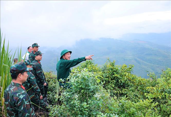 Cựu chiến binh Dương Việt Hồng (nguyên Tiểu đoàn trưởng Tiểu đoàn 3 Yên Minh, chiến đấu ở núi Bạc, xã Bạch Đích năm 1982-1984) cung cấp thông tin vị trí chiến đấu 42 năm trước. Ảnh: Hoàng Hiếu - TTXVN
