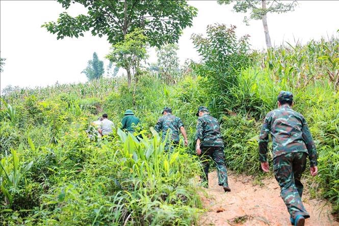 Hành trình di chuyển lên núi tìm vị trí chiến địa xưa nơi tiểu đoàn 3 chiến đấu, nơi nhiều liệt sĩ hy sinh đến nay vẫn chưa tìm thấy để quy tập. Ảnh: Hoàng Hiếu - TTXVN