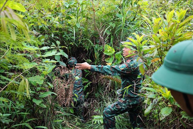 Các hầm hào, công sự trên điểm cao nơi tiểu đoàn 3 Yên Minh từng đóng quân được tìm thấy từ thông tin cựu chiến binh Dương Việt Hồng (nguyên Tiểu đoàn trưởng Tiểu đoàn 3 Yên Minh, chiến đấu ở núi Bạc, xã Bạch Đích năm 1982-1984) cung cấp. Ảnh: Hoàng Hiếu - TTXVN