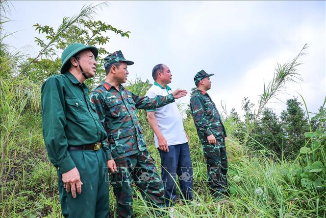 Đồng chí Trung tá Hoàng Vũ Dũng - Phó đội trưởng Đội tìm kiếm, quy tập hài cốt liệt sĩ (Bộ CHQS tỉnh Tuyên Quang) tìm hiểu thông tin do cựu chiến binh cung cấp. Ảnh: Hoàng Hiếu - TTXVN