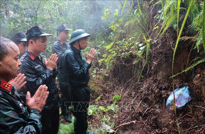 Thành viên đoàn dâng hương tại vị trí hầm sập, nghi có liệt sĩ chiến đấu và hy sinh tại xã Bạch Đích chưa được quy tập. Ảnh: Hoàng Hiếu - TTXVN