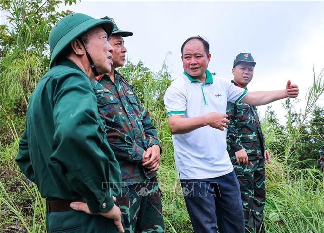 Phó trưởng phòng Văn hoá xã Bạch Đích (Tuyên Quang) Chảo Vần Ú cung cấp thông tin với đoàn. Ảnh: Hoàng Hiếu - TTXVN