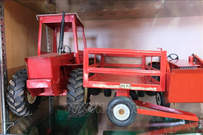 Mẫu xe máy kéo đồ chơi của trang trại tại Nam Phi thế kỷ trước. Ảnh: Hồng Minh - PV TTXVN tại Nam Phi