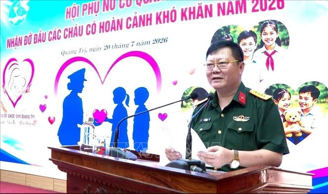 Đại tá Trương Như Ý, Phó Chính ủy Bộ CHỉ huy Quân sự tỉnh Quảng Trị phát biểu tại chương trình. Ảnh: Võ Dung - TTXVN