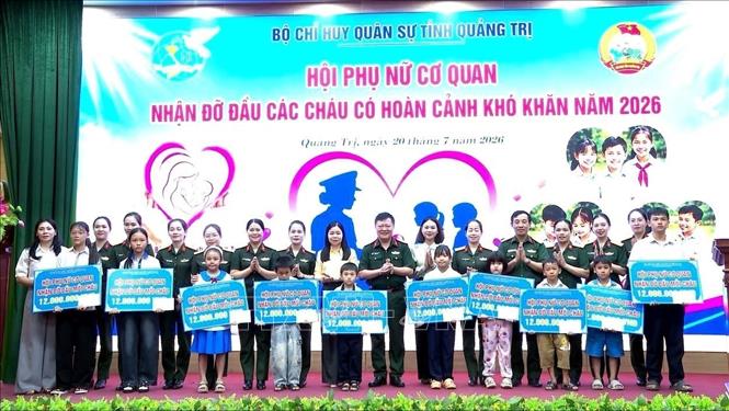 Bộ Chỉ huy Quân sự tỉnh Quảng Trị nhận đỡ đầu 10 trẻ em có hoàn cảnh đặc biệt khó khăn, giai đoạn 2026 - 2028, với mức hỗ trợ 12 triệu đồng/em trong suốt thời gian nhận đỡ đầu. Ảnh: Võ Dung - TTXVN