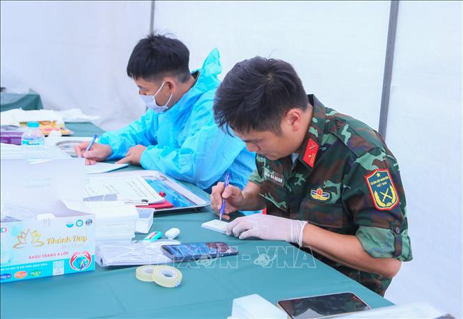 Tổ công tác tìm kiếm, quy tập và xác định danh tính hài cốt liệt sĩ tại khu vực nghĩa trang liệt sĩ phường Nam Định ghi chép số liệu thu thập được phục vụ công tác giám định ADN. Ảnh: Công Luật - TTXVN