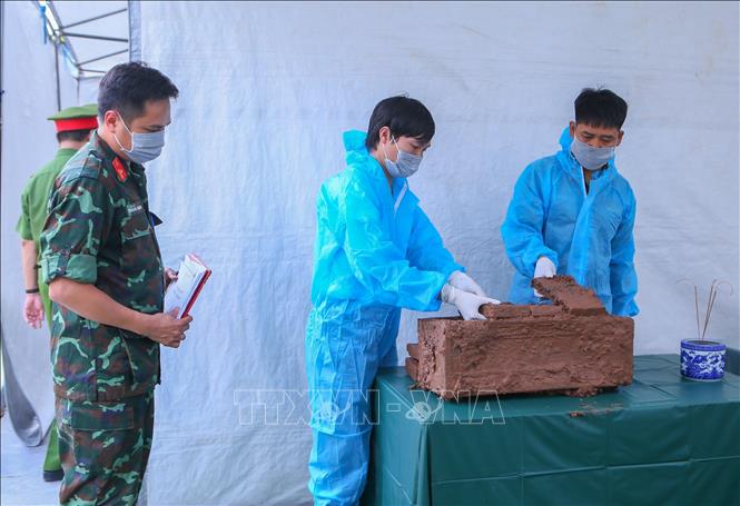 Lực lượng chức năng tiến hành công tác lấy mẫu sinh phẩm. Ảnh: Công Luật - TTXVN