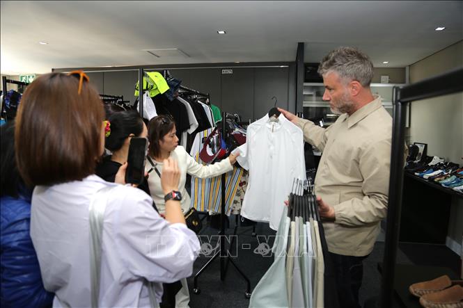 Đại diện Công ty Rossimoda giới thiệu các sản phẩm dệt may với các doanh nghiệp Việt Nam. Ảnh: Trung Kiên - PV TTXVN tại Nam Phi
