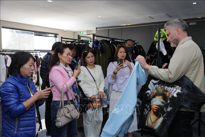 Đại diện Công ty Rossimoda giới thiệu các sản phẩm dệt may với các doanh nghiệp Việt Nam. Ảnh: Trung Kiên - PV TTXVN tại Nam Phi