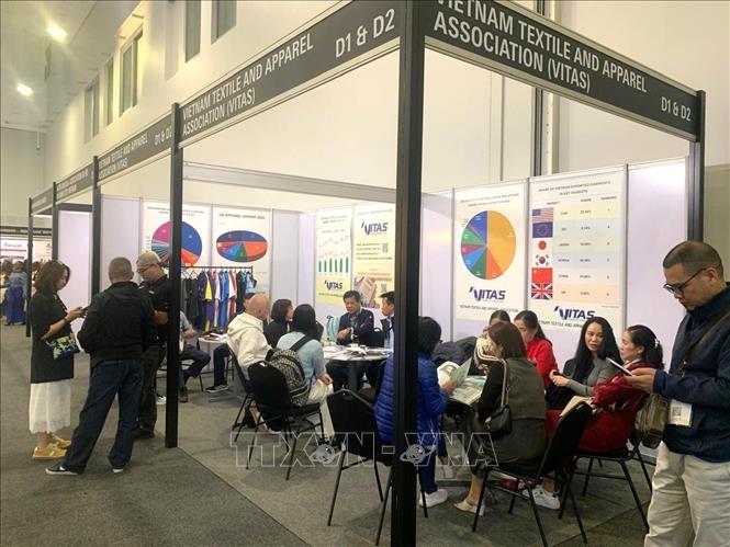 Gian hàng trưng bày sản phẩm của Hiệp hội Dệt may Việt Nam tại Hội chợ Allfashion Sourcing Cape Town 2026 ở Cape Town, Nam Phi. Ảnh: Trung Kiên - PV TTXVN tại Nam Phi