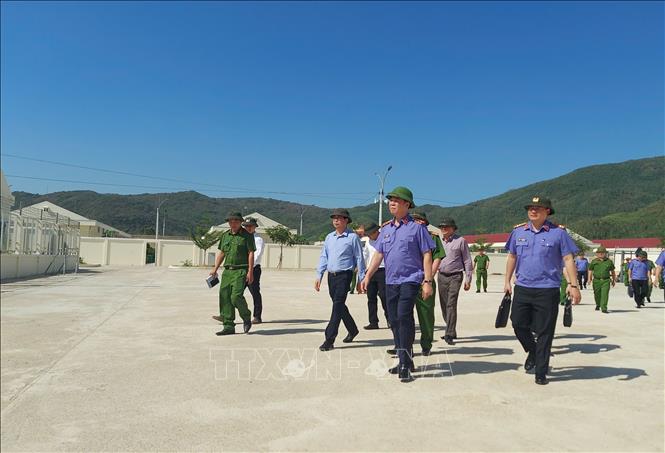 Lãnh đạo Uỷ ban Trung ương Mặt trận Tổ quốc Việt Nam và Viện kiểm sát nhân dân tối cao thăm trại tạm giam số 02 Công an tỉnh Gia Lai. Ảnh: Đình Quân - TTXVN
