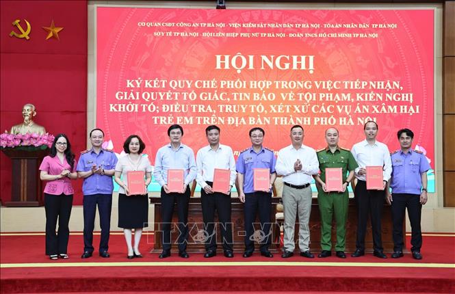 Lãnh đạo liên ngành các cơ quan ký kết Quy chế phối hợp. Ảnh: Kim Anh – TTXVN