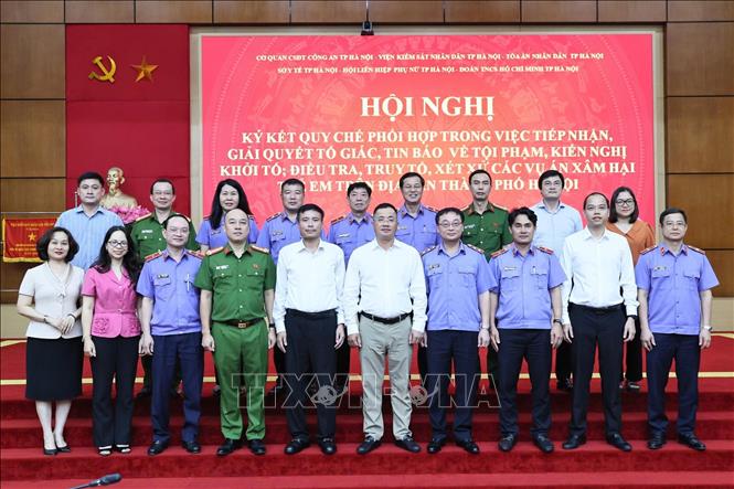 Đại diện lãnh đạo các cơ quan đơn vị tham gia ký kết chương trình phối hợp công tác. Ảnh: Kim Anh – TTXVN