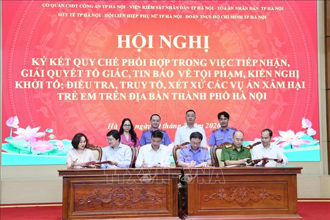 Đại diện lãnh đạo các đơn vị tham gia ký kết Quy chế phối hợp liên ngành. Ảnh: Kim Anh – TTXVN