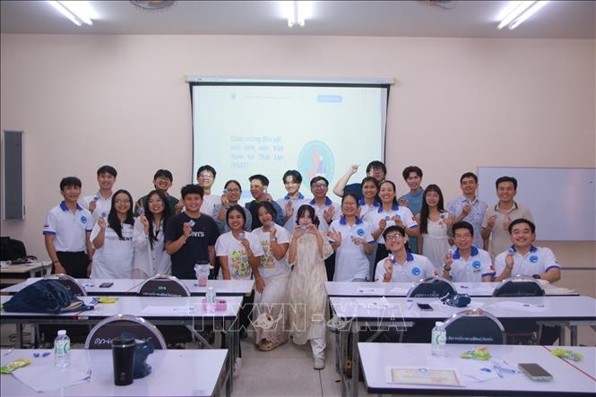 Đoàn về nguồn của Lưu học sinh Việt Nam tại Thái Lan giao lưu với sinh viên Việt Nam và sinh viên Thái Lan học tiếng Việt tại Đại học Naresuan (tỉnh Phitsanulok). Ảnh: TTXVN phát