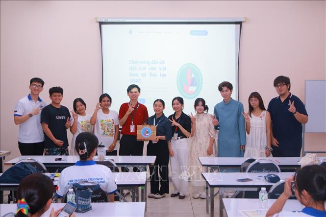 Đoàn về nguồn của Lưu học sinh Việt Nam tại Thái Lan giao lưu với sinh viên Việt Nam và sinh viên Thái Lan học tiếng Việt tại Đại học Naresuan (tỉnh Phitsanulok). Ảnh: TTXVN phát