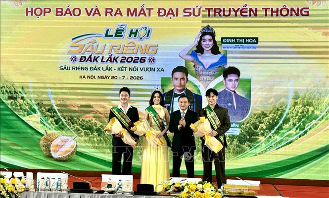 The Media Ambassadors for the 2026 Dak Lak Durian Festival are introduced. VNA Photo: Phương Lan